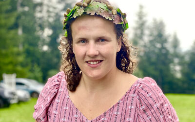 Jasmin holt den Kranz am Frauen- und Meitlischwingfest Oberthal